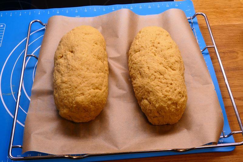 Das fertig geformte Weissbrot auf dem Backpapier