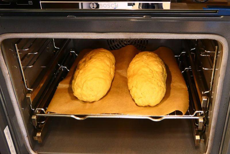 Das Low Carb und Keto Weissbrot frisch in den Backofen geschoben