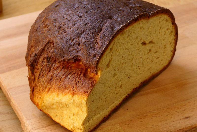 Die gleichmäßige Krume und Rinde von unserem Low Carb und Keto Weissbrot