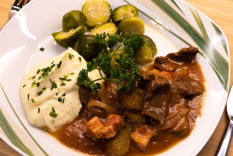 Rinder Rouladen Topf mit Selleriepüree und Rosenkohl