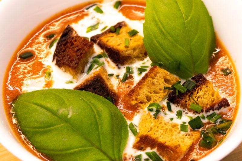 Cremige Tomatensuppe mit Croutons natürlich Low Carb und Keto geeignet