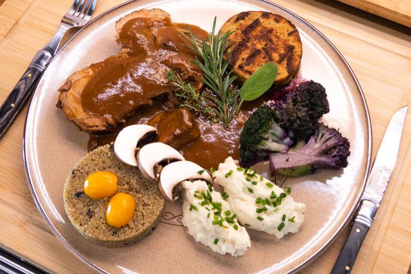 Wildschweinkeule mit vier Beilagen für die Low Carb und Keto Ernährung